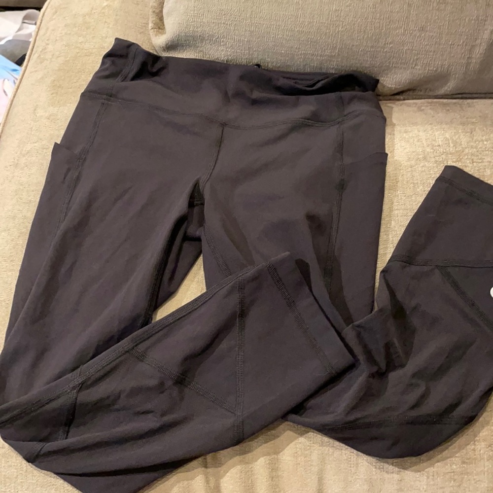 Size 6 lululemon cropped leggings!